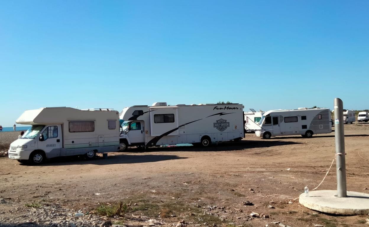 Las autocaravanas se buscan la vida por M laga a la espera de un